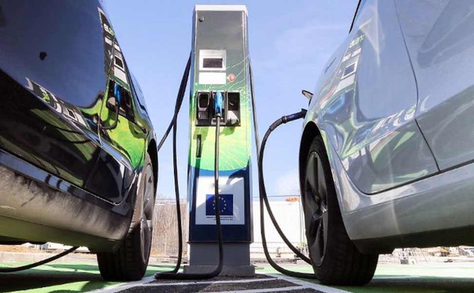 電動(dòng)汽車(chē)與充電樁：攜手共繪綠色出行新篇章